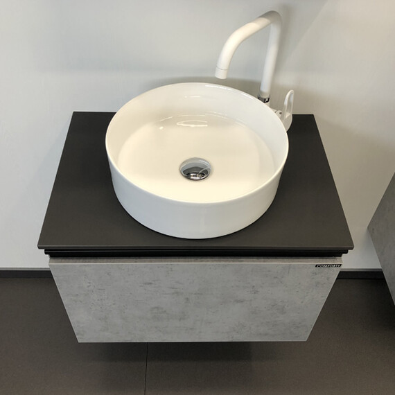 ТУМБА-УМЫВАЛЬНИК COMFORTY ЭДИНБУРГ-60 БЕТОН СВЕТЛЫЙ С ЧЕРНОЙ СТОЛЕШНИЦЕЙ С ОТВЕРСТИЕМ ПОД СМЕСИТЕЛЬ №12, С РАКОВИНОЙ COMFORTY 9111