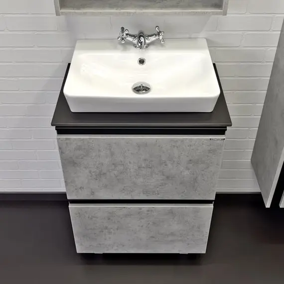 ТУМБА-УМЫВАЛЬНИК COMFORTY ЭДИНБУРГ-60-Н БЕТОН СВЕТЛЫЙ С ЧЕРНОЙ СТОЛЕШНИЦЕЙ, С РАКОВИНОЙ COMFORTY 9055RA-50